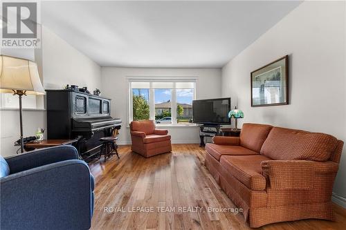 121 Otteridge Avenue, Renfrew, ON - Indoor Photo Showing Living Room