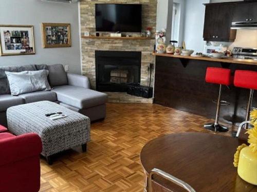 Salle familiale - 8673 Rue Centrale, Montréal (Lasalle), QC - Indoor Photo Showing Living Room With Fireplace