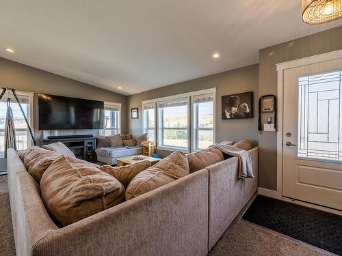 90-6465 Trapp Lake Road, Kamloops, BC - Indoor Photo Showing Living Room