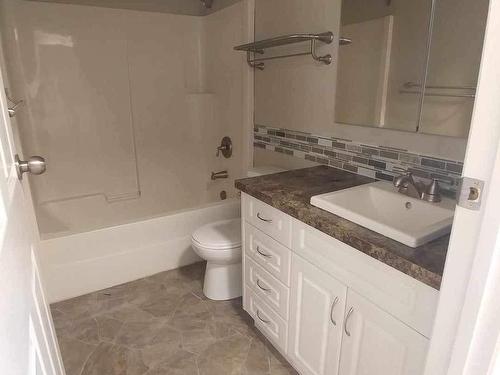 455 Campbell Ave, Kamloops, BC - Indoor Photo Showing Bathroom