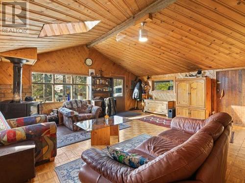 497 Judas Creek Drive, Whitehorse South, YT - Indoor Photo Showing Living Room