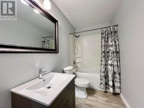 6053 Horse Lake Road, 100 Mile House, BC - Indoor Photo Showing Bathroom