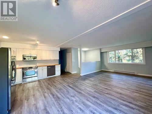 6053 Horse Lake Road, 100 Mile House, BC - Indoor Photo Showing Kitchen