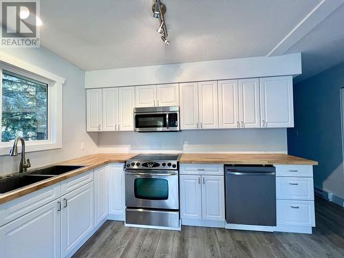 6053 Horse Lake Road, 100 Mile House, BC - Indoor Photo Showing Kitchen With Double Sink