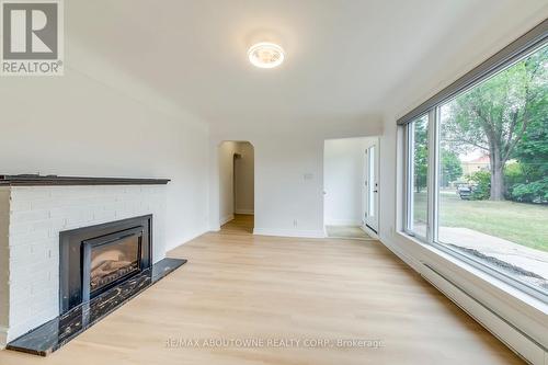 2055 Leighland Road, Burlington, ON - Indoor Photo Showing Living Room With Fireplace