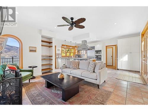 414 Herbert Heights Road, Kelowna, BC - Indoor Photo Showing Living Room