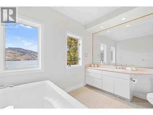 414 Herbert Heights Road, Kelowna, BC - Indoor Photo Showing Bathroom