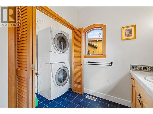 414 Herbert Heights Road, Kelowna, BC - Indoor Photo Showing Laundry Room