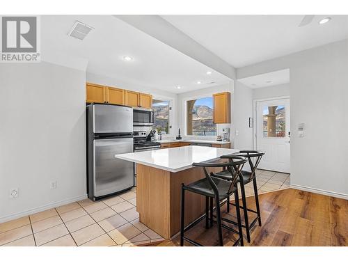 414 Herbert Heights Road, Kelowna, BC - Indoor Photo Showing Kitchen