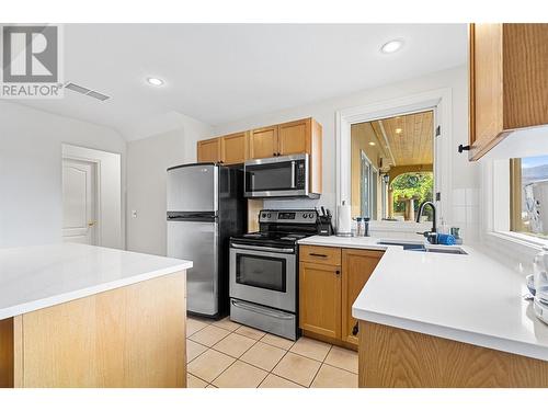 414 Herbert Heights Road, Kelowna, BC - Indoor Photo Showing Kitchen