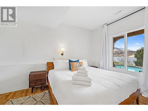 414 Herbert Heights Road, Kelowna, BC - Indoor Photo Showing Bedroom