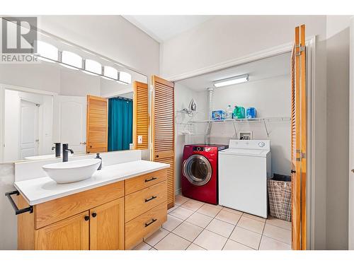 414 Herbert Heights Road, Kelowna, BC - Indoor Photo Showing Laundry Room