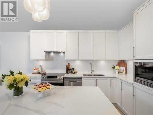 105 22575 Brown Avenue, Maple Ridge, BC - Indoor Photo Showing Kitchen With Double Sink With Upgraded Kitchen