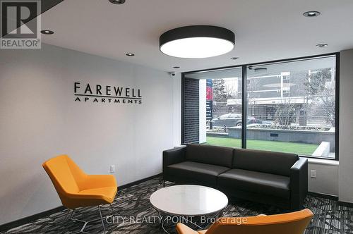 708 - 11 Walmer Street, Toronto, ON - Indoor Photo Showing Living Room