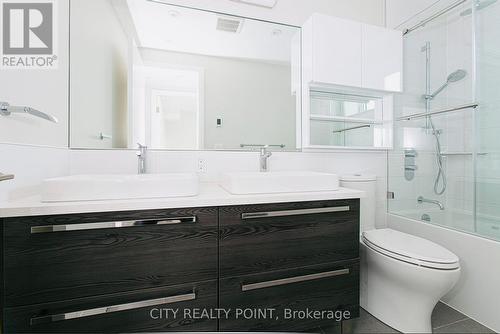 708 - 11 Walmer Street, Toronto, ON - Indoor Photo Showing Bathroom