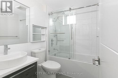 708 - 11 Walmer Street, Toronto, ON - Indoor Photo Showing Bathroom