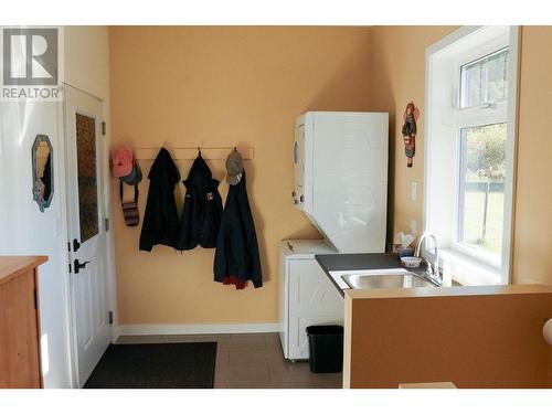 2346 Upper Glade  Road, Castlegar, BC - Indoor Photo Showing Laundry Room