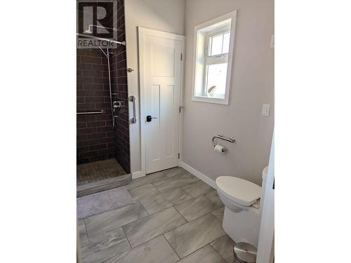 2346 Upper Glade  Road, Castlegar, BC - Indoor Photo Showing Bathroom