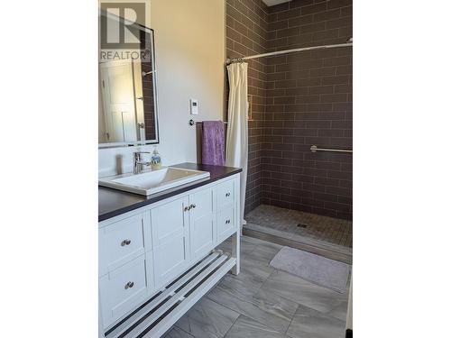 2346 Upper Glade  Road, Castlegar, BC - Indoor Photo Showing Bathroom