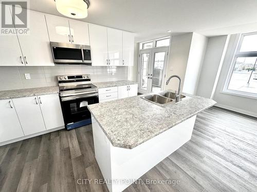 5 - 15 Fieldridge Crescent N, Brampton, ON - Indoor Photo Showing Kitchen With Double Sink With Upgraded Kitchen