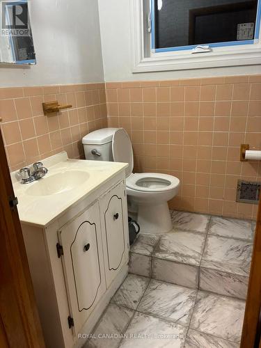 974 Queensdale Avenue E, Hamilton, ON - Indoor Photo Showing Bathroom