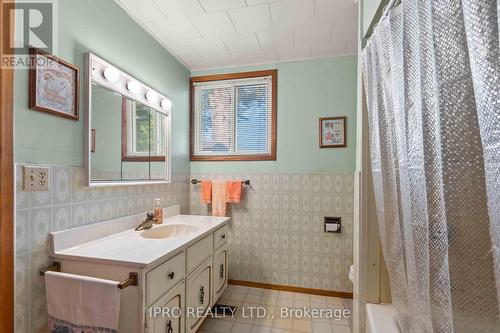 16 Leeson Street S, East Luther Grand Valley, ON - Indoor Photo Showing Bathroom