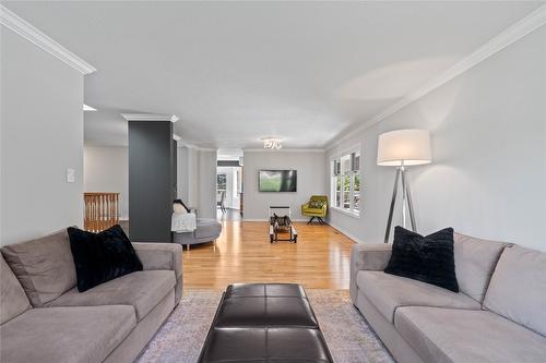 7901 Kalview Drive, Coldstream, BC - Indoor Photo Showing Living Room