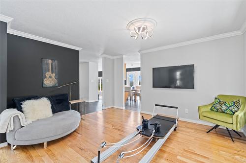 7901 Kalview Drive, Coldstream, BC - Indoor Photo Showing Living Room