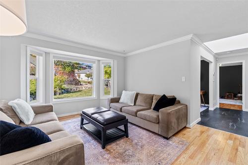 7901 Kalview Drive, Coldstream, BC - Indoor Photo Showing Living Room