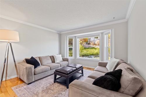 7901 Kalview Drive, Coldstream, BC - Indoor Photo Showing Living Room