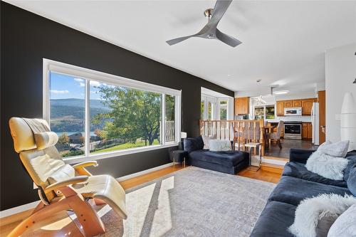 7901 Kalview Drive, Coldstream, BC - Indoor Photo Showing Living Room