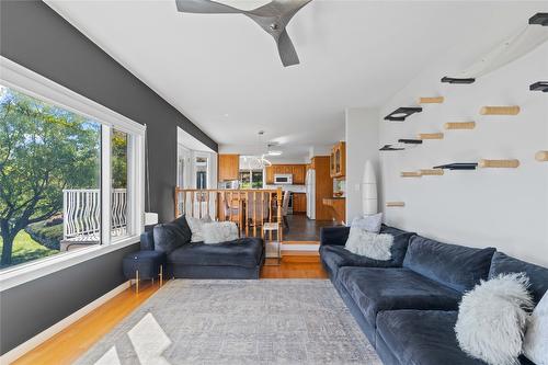 7901 Kalview Drive, Coldstream, BC - Indoor Photo Showing Living Room