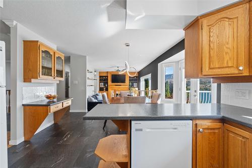 7901 Kalview Drive, Coldstream, BC - Indoor Photo Showing Kitchen