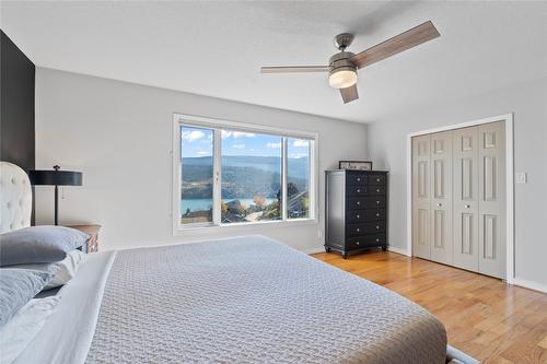 7901 Kalview Drive, Coldstream, BC - Indoor Photo Showing Bedroom