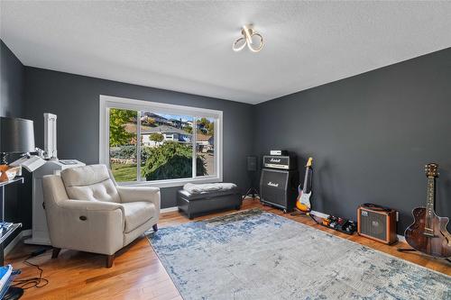 7901 Kalview Drive, Coldstream, BC - Indoor Photo Showing Living Room