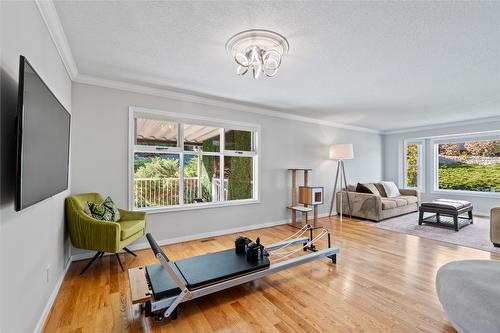 7901 Kalview Drive, Coldstream, BC - Indoor Photo Showing Living Room