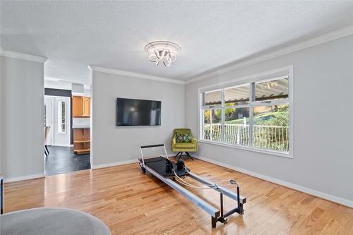 7901 Kalview Drive, Coldstream, BC - Indoor Photo Showing Living Room