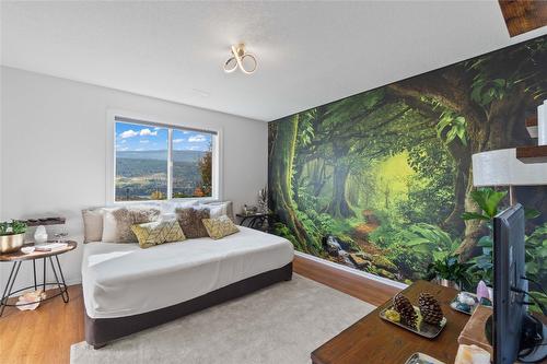 7901 Kalview Drive, Coldstream, BC - Indoor Photo Showing Bedroom