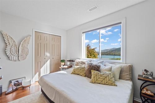 7901 Kalview Drive, Coldstream, BC - Indoor Photo Showing Bedroom