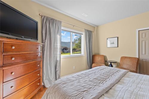 7901 Kalview Drive, Coldstream, BC - Indoor Photo Showing Bedroom