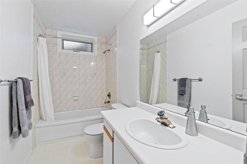 7901 Kalview Drive, Coldstream, BC - Indoor Photo Showing Bathroom