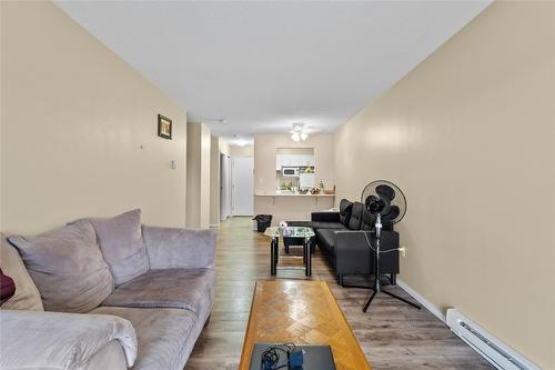 403-3304 35 Avenue, Vernon, BC - Indoor Photo Showing Living Room