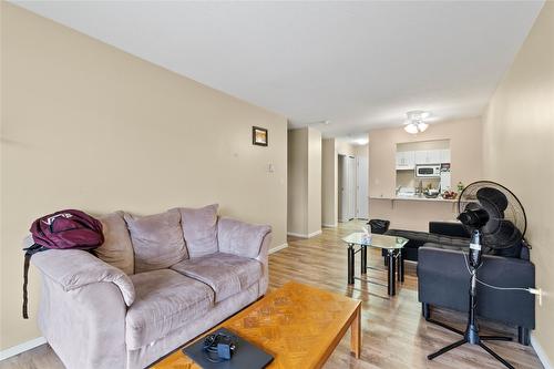 403-3304 35 Avenue, Vernon, BC - Indoor Photo Showing Living Room