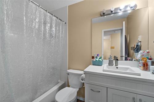 403-3304 35 Avenue, Vernon, BC - Indoor Photo Showing Bathroom