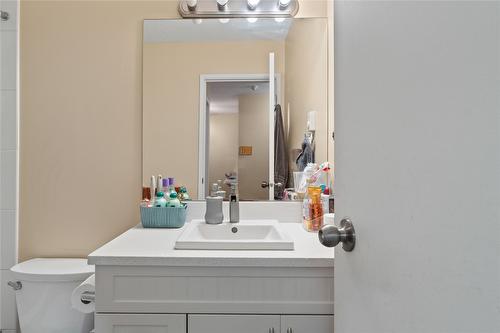 403-3304 35 Avenue, Vernon, BC - Indoor Photo Showing Bathroom