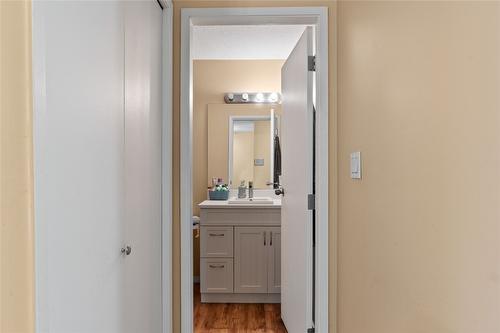 403-3304 35 Avenue, Vernon, BC - Indoor Photo Showing Bathroom