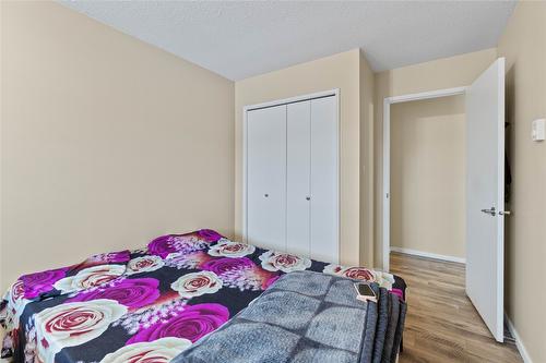 403-3304 35 Avenue, Vernon, BC - Indoor Photo Showing Bedroom