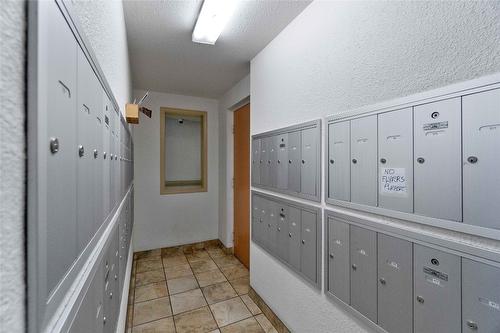 403-3304 35 Avenue, Vernon, BC - Indoor Photo Showing Other Room