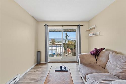 403-3304 35 Avenue, Vernon, BC - Indoor Photo Showing Living Room