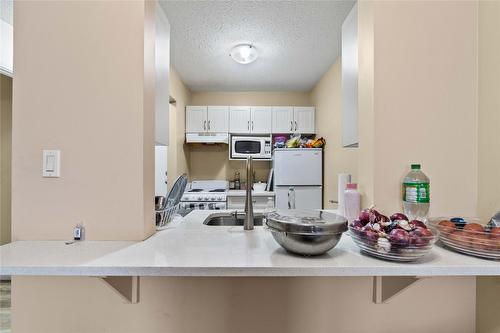 403-3304 35 Avenue, Vernon, BC - Indoor Photo Showing Kitchen